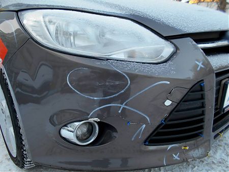Царапины, трещины и прочие виды повреждений на бампере Ford Focus